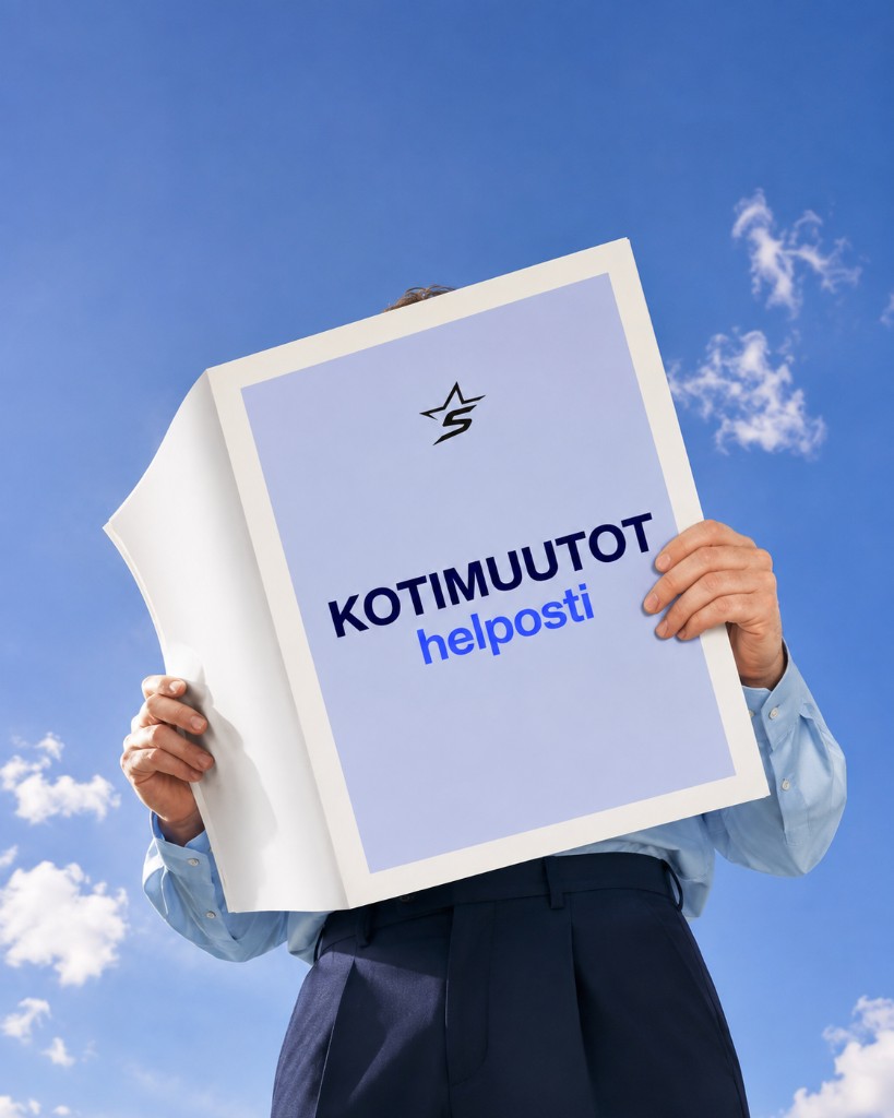 Henkilö pitää KOTIMUUTOT helposti -julistetta sinistä taivasta vasten